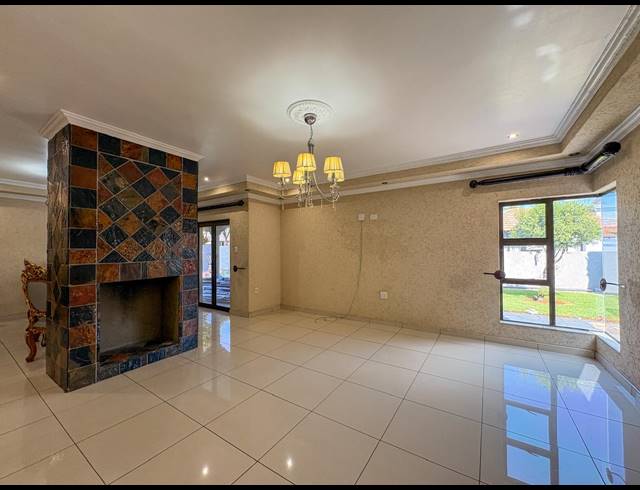 5 BEDROOM HOUSE FOR SALE IN HELDERWYK